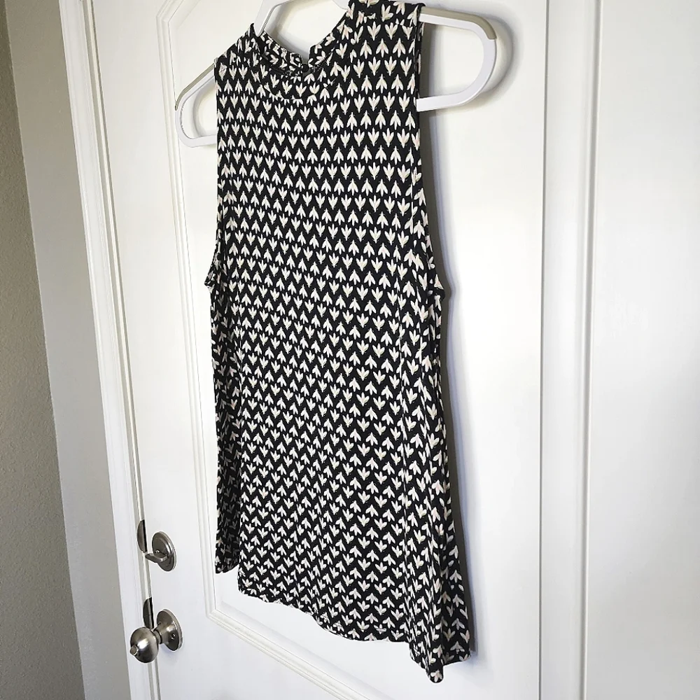 💥3/$30💥 LOFT Sleeveless Blouse - Picture 2 of 10